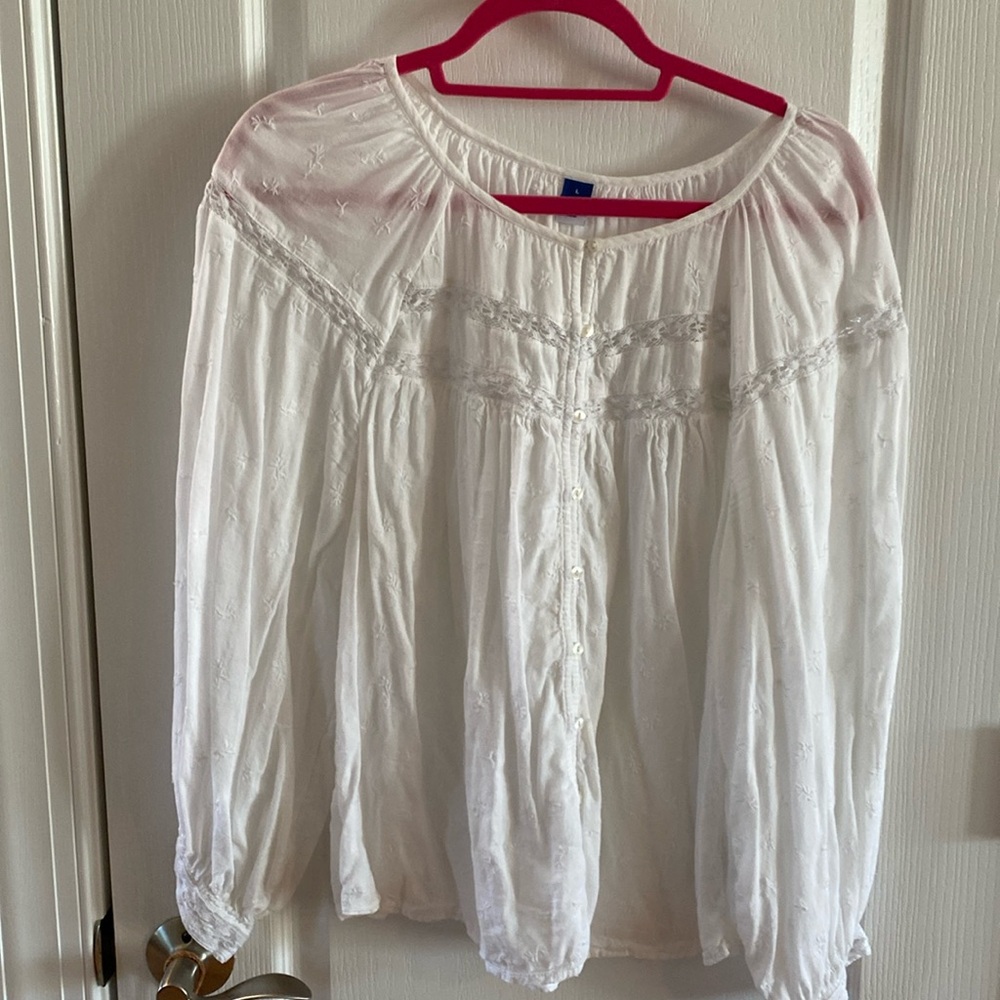 White old navy large top with lace details with flower details